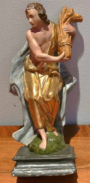 Alte Holzfigur mit Garbe