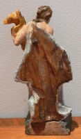 Alte Holzfigur mit Garbe